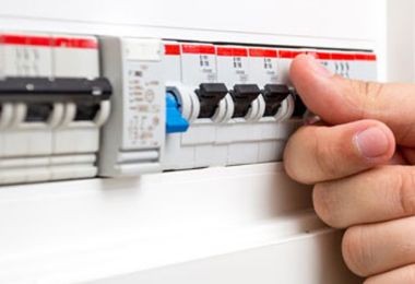 Guida ai Magnetotermici: Come Scegliere il Cuore della Sicurezza Elettrica